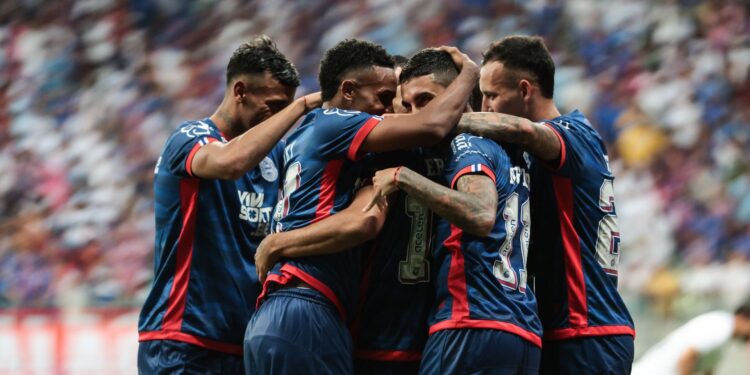 Jogadores do Bahia comemoram gol marcado contra o Ceará