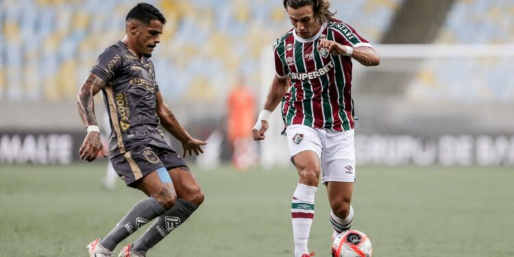 Lance de partida entre Fluminense e Volta Redonda, válida pela semifinal do Cariocão 2025