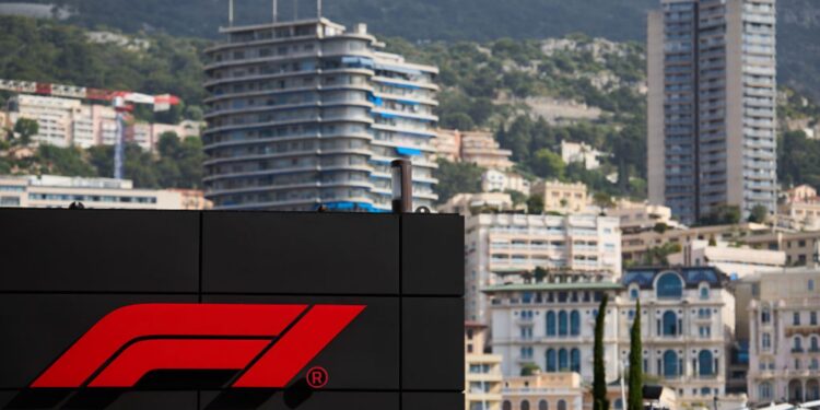 Logo da Fórmula 1 no Paddock da pista de Mônaco