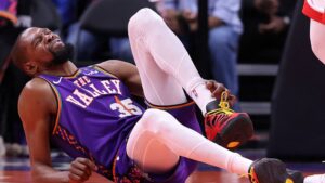 Kevin Durant, do Phoenix Suns, se lesiona em partida contra o Houston Rockets