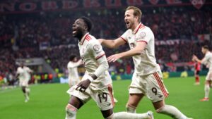 Alphonso Davies e Harry Kane, do Bayern de Munique, comemoram gol marcado contra o Bayer Leverkusen
