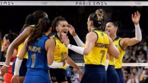 Seleção Brasileira de Vôlei Feminino celebra ponto marcado em partida na Olimpíada de Paris 2024