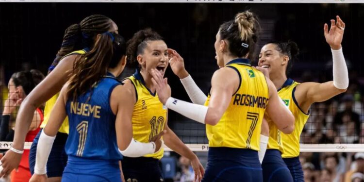 Seleção Brasileira de Vôlei Feminino celebra ponto marcado em partida na Olimpíada de Paris 2024