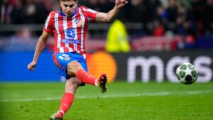 Julian Álvarez, do Atlético de Madrid, cobra pênalti em disputa contra o Real Madrid