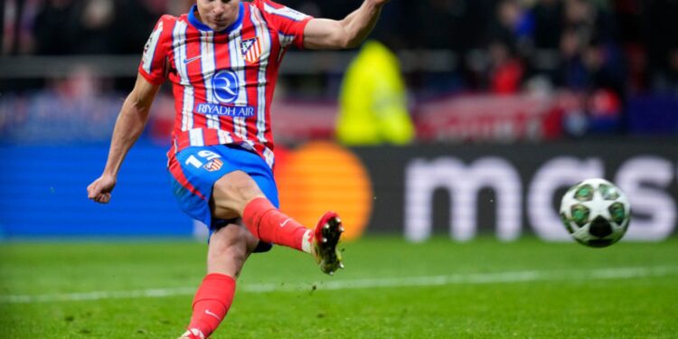 Julian Álvarez, do Atlético de Madrid, cobra pênalti em disputa contra o Real Madrid
