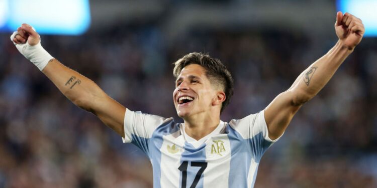Giuliano Simeone, da Argentina, comemora gol marcado contra o Brasil