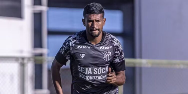 Lucas Rian durante treinamento do Ceará