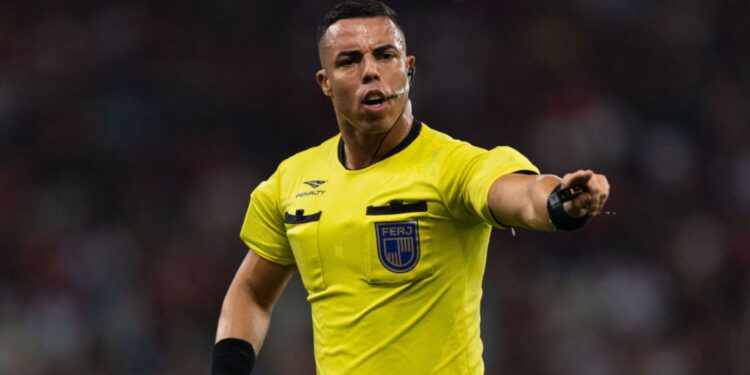 Árbitro Yuri Elino Ferreira Da Cruz durante partida entre Flamengo e Fluminense