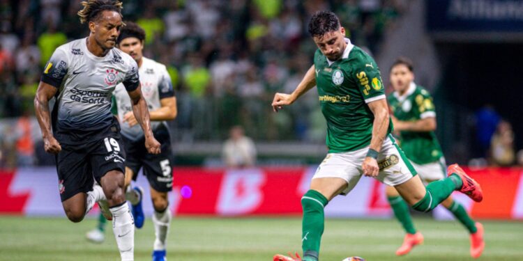 Lance de partida entre Palmeiras e Corinthians, válida pela fase de grupos do Paulistão 2025