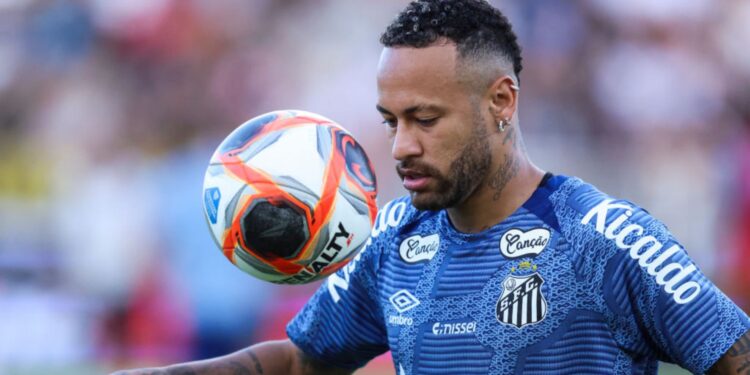 Neymar, do Santos, durante aquecimento para partida contra a Inter de Limeira