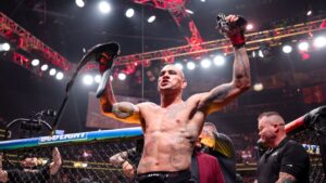 Alex Poatan, lutador brasileiro de MMA levanta cinturão dos meio-pesados após luta no UFC 300