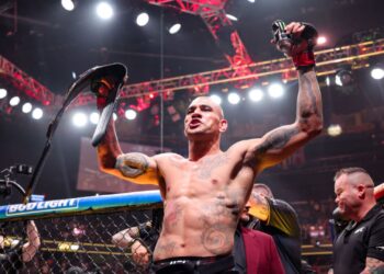 Alex Poatan, lutador brasileiro de MMA levanta cinturão dos meio-pesados após luta no UFC 300