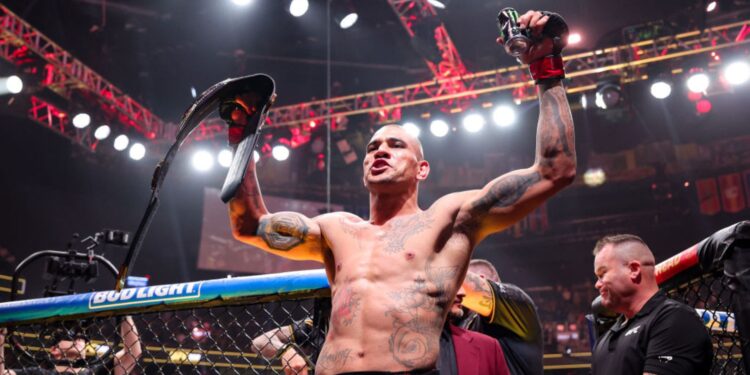 Alex Poatan, lutador brasileiro de MMA levanta cinturão dos meio-pesados após luta no UFC 300