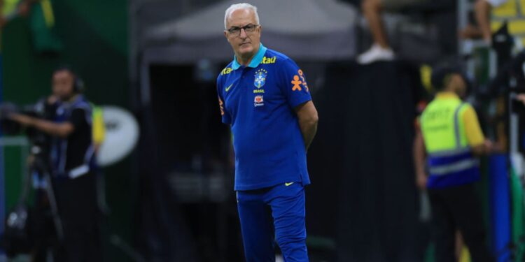 Dorival Júnior, treinador da Seleção Brasileira, durante partida contra a Colômbia