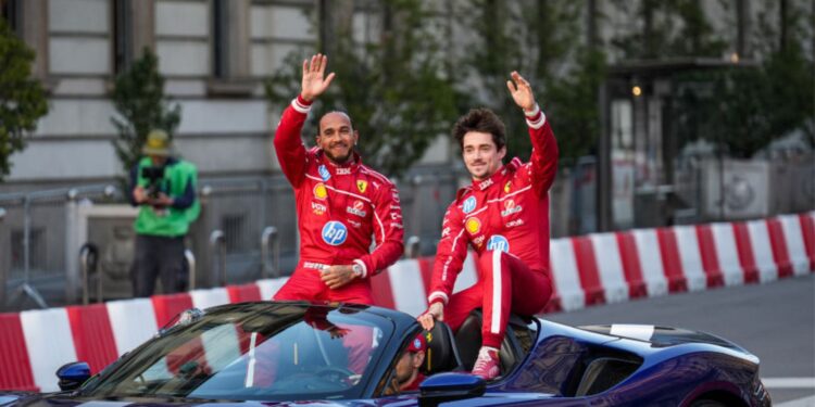 Hamilton e Leclerc durante desfile da Ferrari antes da estreia na F1
