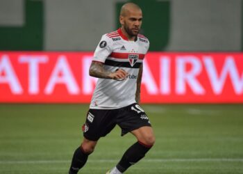 Daniel Alves em ação pelo São Paulo