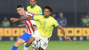 João Pedro durante Paraguai x Brasil
