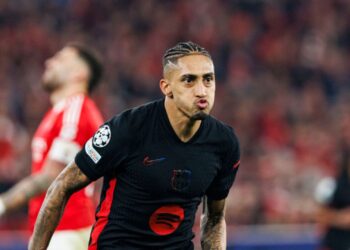 Raphinha comemora seu gol sobre o Benfica