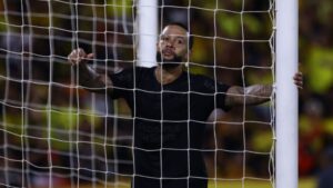 Memphis Depay durante derrota do Corinthians