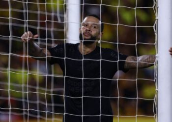 Memphis Depay durante derrota do Corinthians
