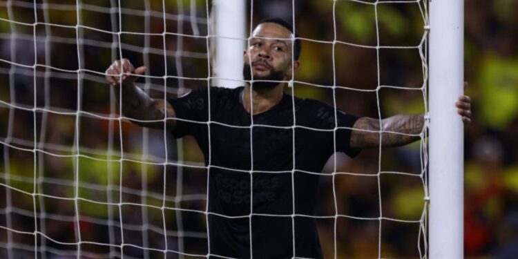 Memphis Depay durante derrota do Corinthians