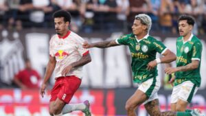 Lucas Evangelista em duelo contra o Palmeiras
