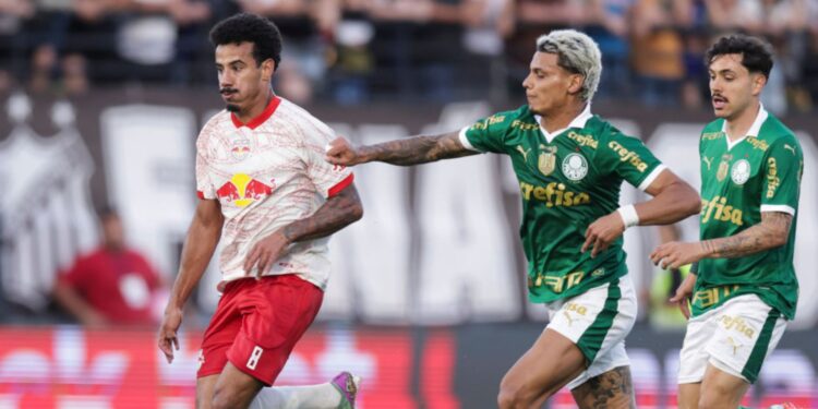 Lucas Evangelista em duelo contra o Palmeiras