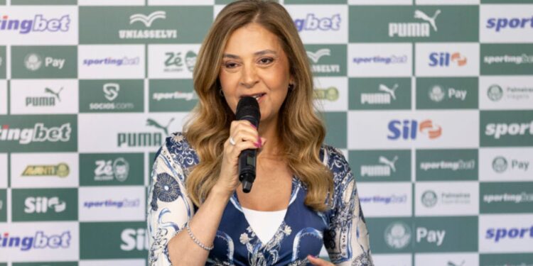 Leila Pereira durante apresentação de Vitor Roque