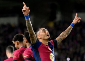 Raphinha comemora um dos gols do Barcelona