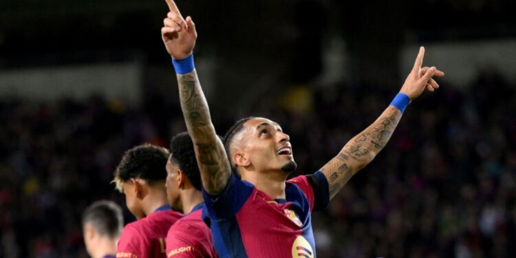 Raphinha comemora um dos gols do Barcelona