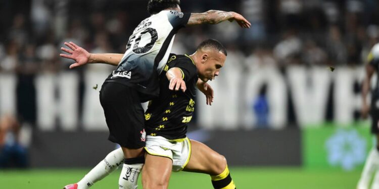 Léo Jabá em ação contra o Corinthians