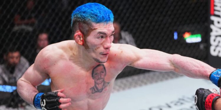 Melk Costa em ação pelo UFC