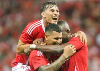 Internacional coloca uma das mãos na taça