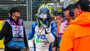 Hadjar chora após acidente na sua estreia na F1