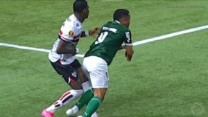 Pênalti marcado na semifinal do Paulistão entre Palmeiras x São Paulo