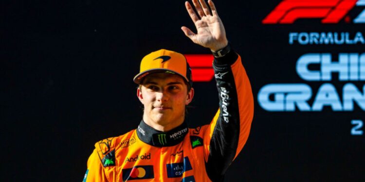 Oscar Piastri comemora pole position no GP da China