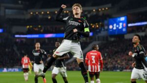 Odegaard comemora um dos gols do Arsenal contra o PSV.