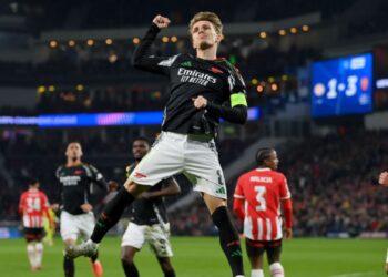 Odegaard comemora um dos gols do Arsenal contra o PSV.