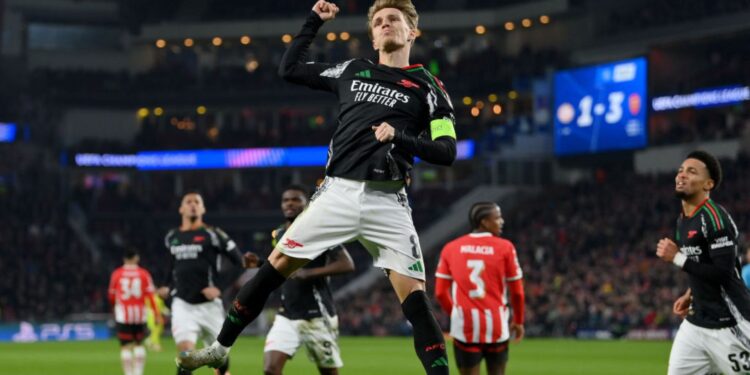 Odegaard comemora um dos gols do Arsenal contra o PSV.