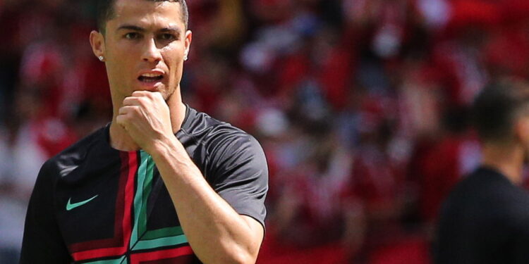 CR7 chega a 943 gols, garante vitória de Portugal e recorde