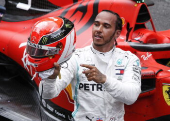 E se Hamilton pilotasse o carro lendário de Ayrton Senna? Veja agora