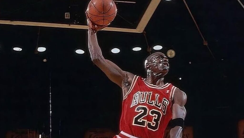 De cortado a rei das quadras: O incrível retorno de Michael Jordan ao basquete!