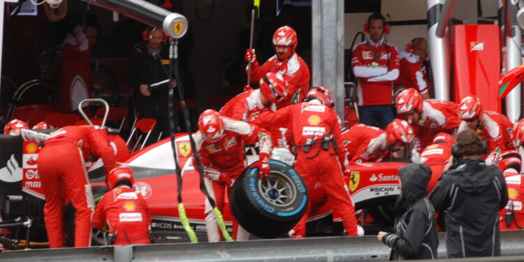 Como os mecânicos treinam para o pit stop perfeito na F1