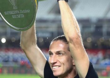 Filipe Luis levantando taça - Fonte: Instagram/@filipeluis