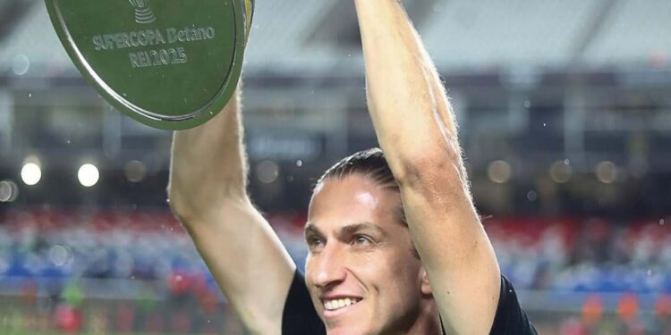 Filipe Luis levantando taça - Fonte: Instagram/@filipeluis