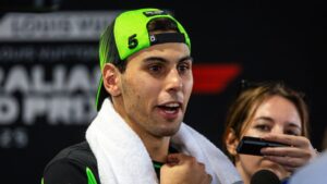 Gabriel Bortoleto dando entrevista após o treino da F1 no GP da Austrália