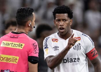 Gil detona critérios de arbitragem em Corinthians x Santos, nas semifinais do Paulistão 2025.