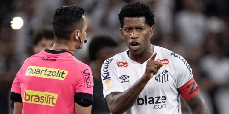 Gil detona critérios de arbitragem em Corinthians x Santos, nas semifinais do Paulistão 2025.