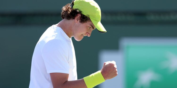 João Fonseca vibrando com ponto no Masters de Indian Wells