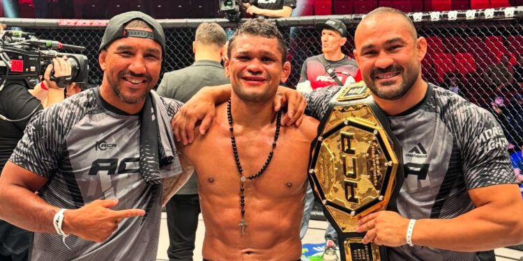 Josiel comemorou a conquista do título com Raoni Barcelos e Davi Ramos – Foto: divulgação ACA